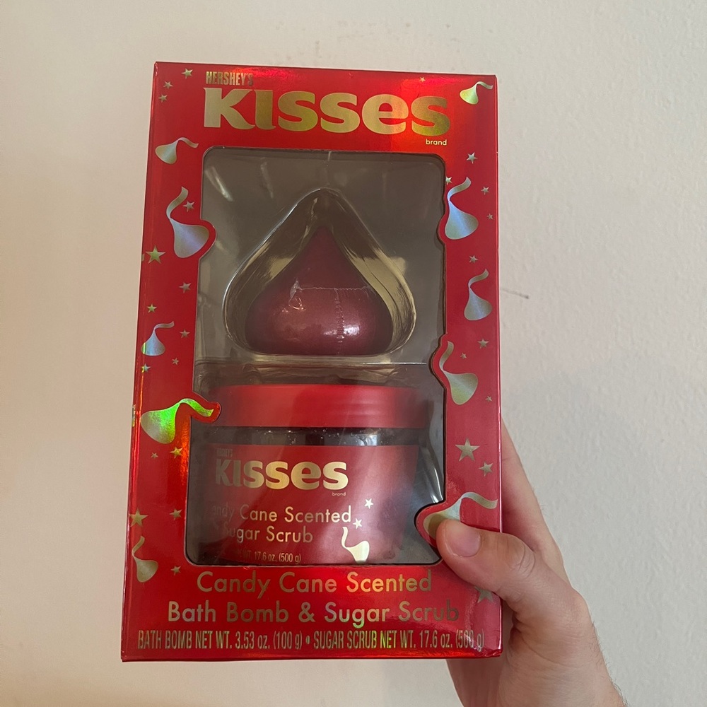 Hershey's Kisses Candy Cane Scented Bath Bomb & Sugar Scrub gift set